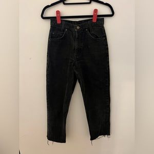 Levi’s 550 black jeans. Fits size 25